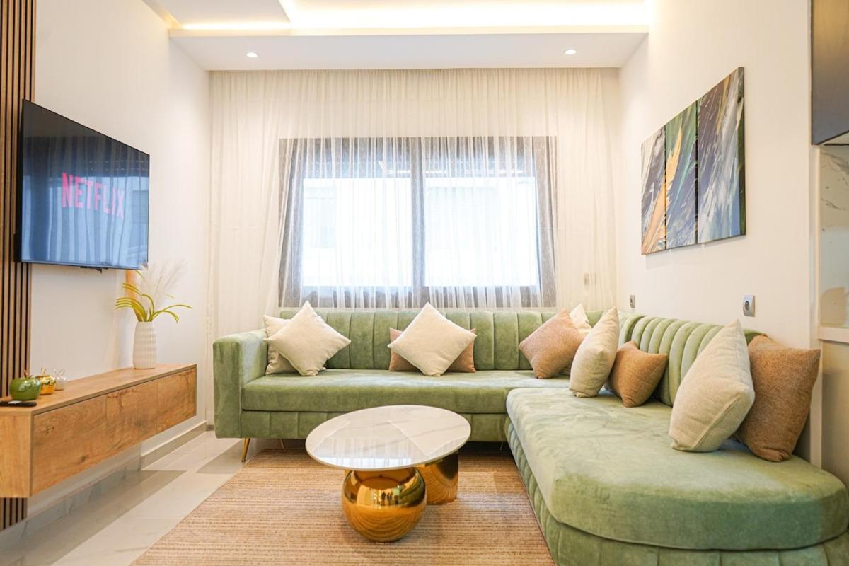 Elegant Beachside Location Apartment *